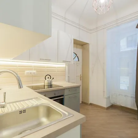 Seven Erzsebet Krt * بودابست